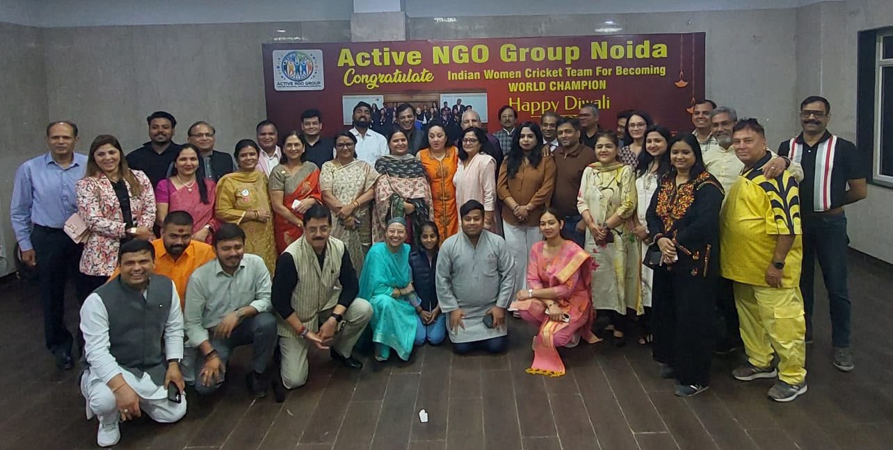 Large group photograph of Active NGO Group members and dignitaries at the Noida meet